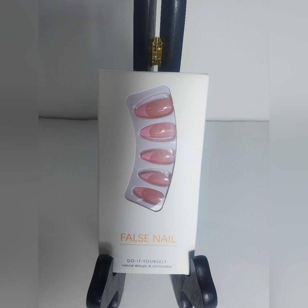 New 24 Piece Pink French Tip Round Press Ons Medium